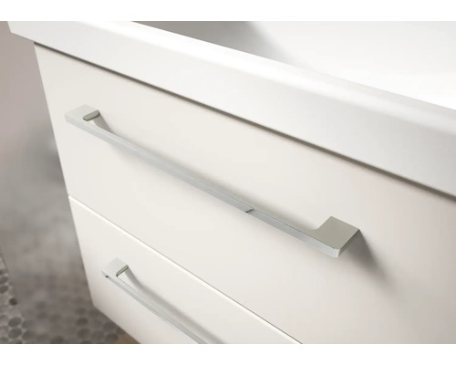 Vue détaillée d'un meuble sous-vasque blanc avec deux tiroirs et des poignées modernes en aspect chrome.