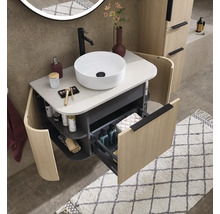 Meuble vasque moderne et organisé avec vasque ronde, tiroir ouvert, étagères latérales incurvées et façades aspect bois.
