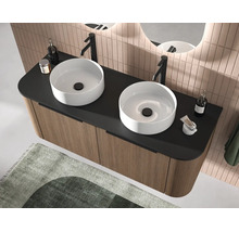 Meuble de salle de bains double moderne avec meuble bas aspect bois, plan de travail noir, deux vasques à poser blanches et robinets noirs.