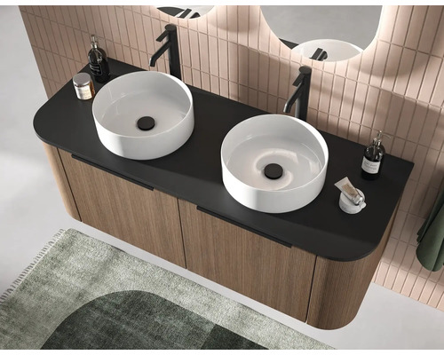 Meuble de salle de bains double moderne avec meuble bas aspect bois, plan de travail noir, deux vasques à poser blanches et robinets noirs.