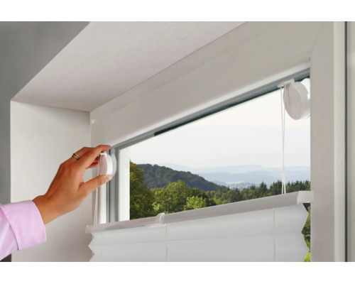 Plissee zur Montage mit Saugnäpfen direkt auf der Fensterscheibe. Eine Hand befestigt die Halterung.