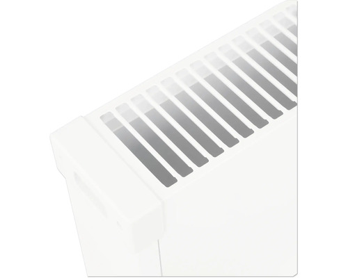 Vue détaillée de la grille supérieure et de la paroi latérale d'un radiateur panneau blanc.