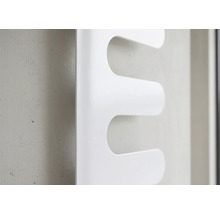 Vue rapprochée d'un radiateur blanc avec des découpes arrondies en forme de vagues.