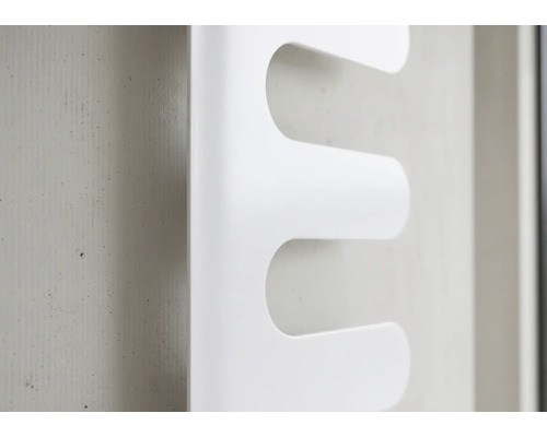 Vue rapprochée d'un radiateur blanc avec des découpes arrondies en forme de vagues.