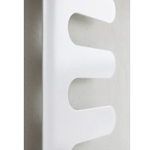 Vue détaillée d'un radiateur design blanc moderne avec des barres horizontales arrondies.