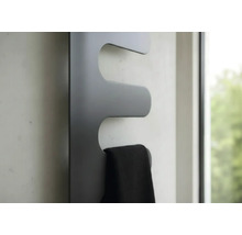Radiateur design moderne gris foncé avec une serviette noire au mur.