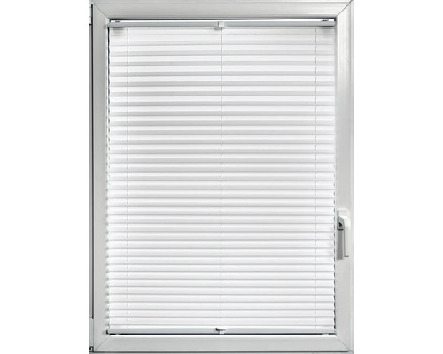 Weißes Plissee montiert an einem Fensterrahmen mit Fenstergriff.