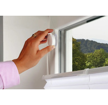 Montage eines Plissees am Fenster mit einem Saugnapf. Eine Hand befestigt den Halter ohne Bohren an der Fensterscheibe.