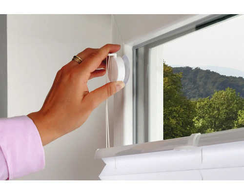 Montage eines Plissees am Fenster mit einem Saugnapf. Eine Hand befestigt den Halter ohne Bohren an der Fensterscheibe.