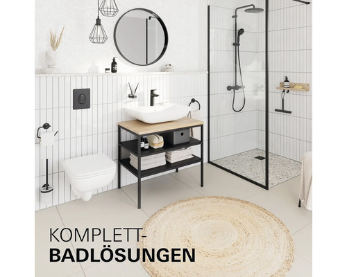 Salle de bains moderne avec carrelage blanc, toilettes suspendues, meuble vasque en bois, robinetterie noire et douche avec paroi vitrée.