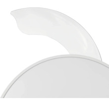 Vue détaillée d une pale blanche incurvée de ventilateur de plafond.