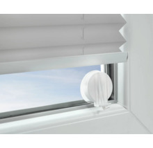 Store plissé blanc avec fixation par ventouse sur la vitre.