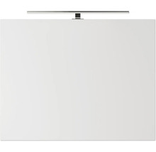 Miroir de salle de bain rectangulaire avec éclairage LED intégré sur le dessus au milieu.