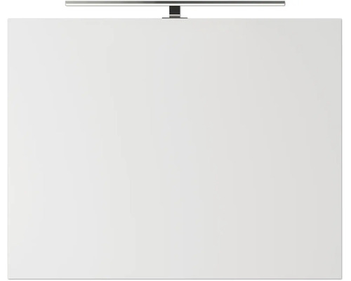 Miroir de salle de bain rectangulaire avec éclairage LED intégré sur le dessus au milieu.