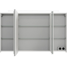 Armoire de toilette à trois portes ouverte avec tablettes en verre et prise intégrée pour la salle de bain.