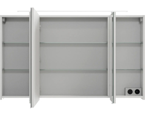 Armoire de toilette à trois portes ouverte avec tablettes en verre et prise intégrée pour la salle de bain.