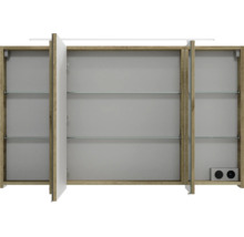 Armoire de toilette à trois portes pour la salle de bain en aspect bois avec portes ouvertes, tablettes en verre et prise intégrée avec interrupteur.