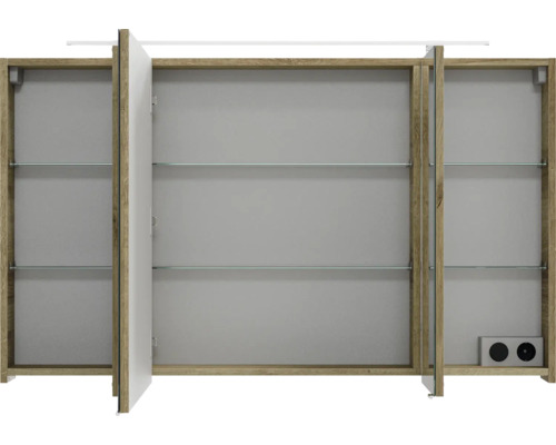 Armoire de toilette à trois portes pour la salle de bain en aspect bois avec portes ouvertes, tablettes en verre et prise intégrée avec interrupteur.