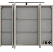 Armoire de toilette à trois portes avec étagères en verre, prise électrique et luminaire LED, vue intérieure portes ouvertes.