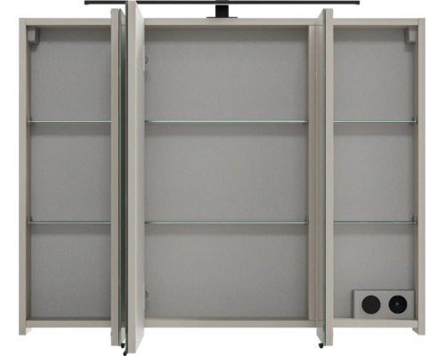 Armoire de toilette à trois portes avec étagères en verre, prise électrique et luminaire LED, vue intérieure portes ouvertes.