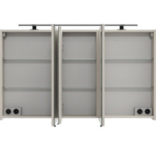 Armoire de toilette ouverte avec trois portes, étagères en verre, prises intégrées et luminaire noir.