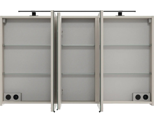 Armoire de toilette ouverte avec trois portes, étagères en verre, prises intégrées et luminaire noir.
