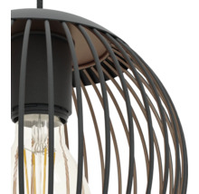Suspension de style industriel avec abat-jour en métal noir et ampoule LED à filament.
