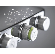 Nahaufnahme einer Grohe Duschsteuerung mit Grohe Logo, strukturierten Metallknöpfen und einem Duschsymbol.