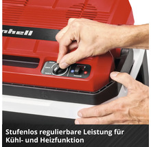 Main réglant le bouton rotatif d'une glacière Einhell pour le réglage continu de la puissance de refroidissement et de chauffage.