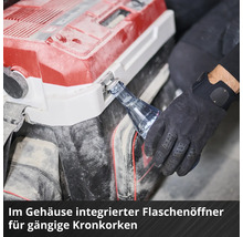 Une main portant un gant de travail utilise le décapsuleur intégré au boîtier pour déboucher une bouteille.