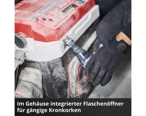 Une main portant un gant de travail utilise le décapsuleur intégré au boîtier pour déboucher une bouteille.