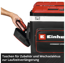 Glacière Einhell avec poche latérale pour accessoires et batteries de rechange, dans laquelle une main insère une batterie.