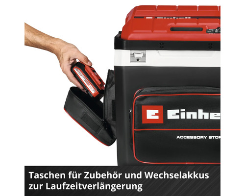Glacière Einhell avec poche latérale pour accessoires et batteries de rechange, dans laquelle une main insère une batterie.