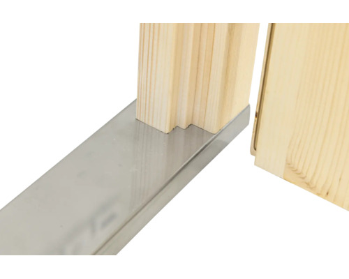 Détail d'un cadre de porte en bois sur un seuil de porte métallique.