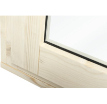 Détail d'un cadre de fenêtre en bois avec vitre et joint d'étanchéité.