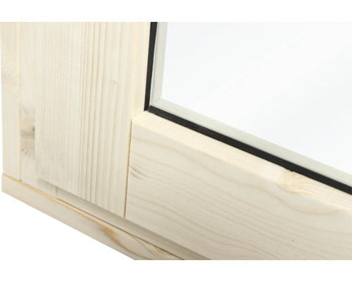 Détail d'un cadre de fenêtre en bois avec vitre et joint d'étanchéité.