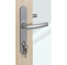 Garniture de poignée de porte en aluminium avec plaque longue, montée sur une porte en bois, avec cylindre profilé et trousseau de clés.