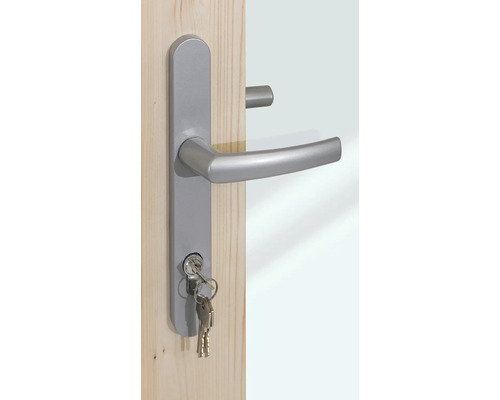 Garniture de poignée de porte en aluminium avec plaque longue, montée sur une porte en bois, avec cylindre profilé et trousseau de clés.