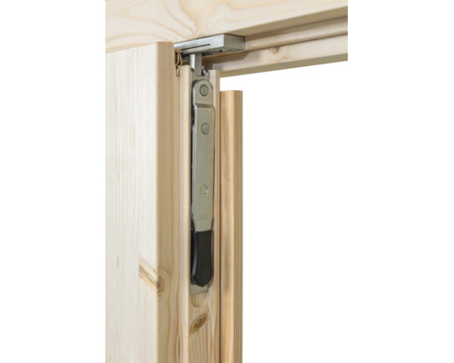 Crémone à levier en métal installée dans un cadre en bois pour fenêtres ou portes.