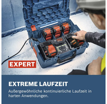 Arbeiter setzt Bosch Expert 18V Akku in Mehrfach-Ladegerät in L-BOXX auf Baustelle ein. Organisierte Arbeitsumgebung. Bosch Logo vorhanden.