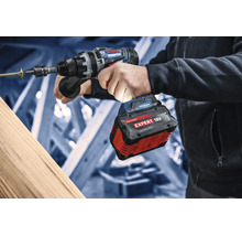 Perceuse-visseuse à batterie Bosch avec Bosch Logo et batterie Expert 18 Volts vissant une longue vis à bois dans une poutre en bois.