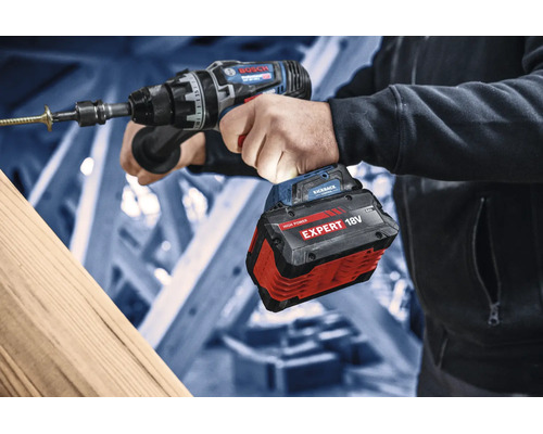 Perceuse-visseuse à batterie Bosch avec Bosch Logo et batterie Expert 18 Volts vissant une longue vis à bois dans une poutre en bois.