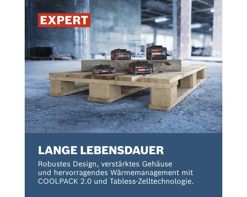 Vier verschiedene Expert 18 Volt Akkus auf einer Holzpalette in einer Werkstatt. Das Bild zeigt die robuste Bauweise. Expert Logo.