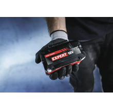 Une main gantée tient une batterie High Power Expert 18 Volts 8 Ampères-heures.