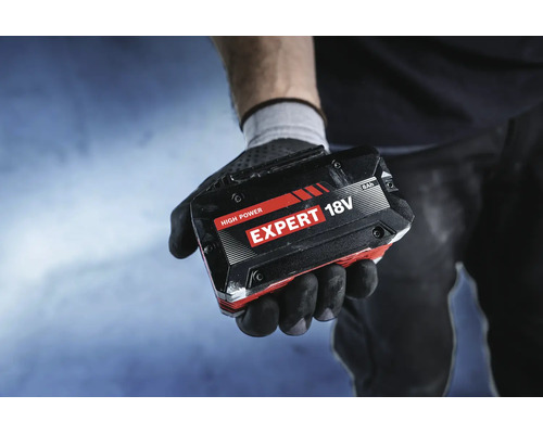 Une main gantée tient une batterie High Power Expert 18 Volts 8 Ampères-heures.