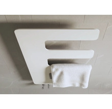 Sèche-serviette moderne en forme de E blanc, monté sur un mur carrelé, avec une serviette blanche sur le segment inférieur.