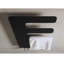 Sèche-serviettes noir moderne en forme de E avec une serviette blanche sur un mur carrelé.