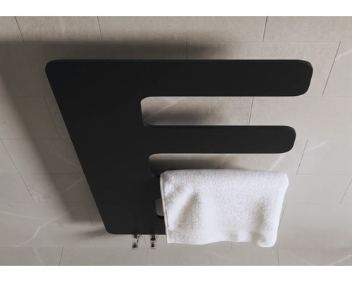 Sèche-serviettes noir moderne en forme de E avec une serviette blanche sur un mur carrelé.