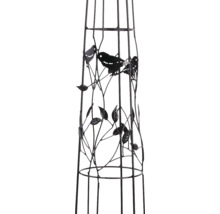 Rankobelisk aus Metall mit dekorativen Motiven von Vögeln, Blättern und Zweigen.