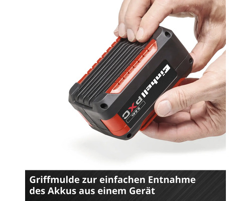 Einhell Power X-Change 5,2 Ah Akku in zwei Händen mit Fokus auf der Griffmulde zur einfachen Entnahme aus einem Gerät.